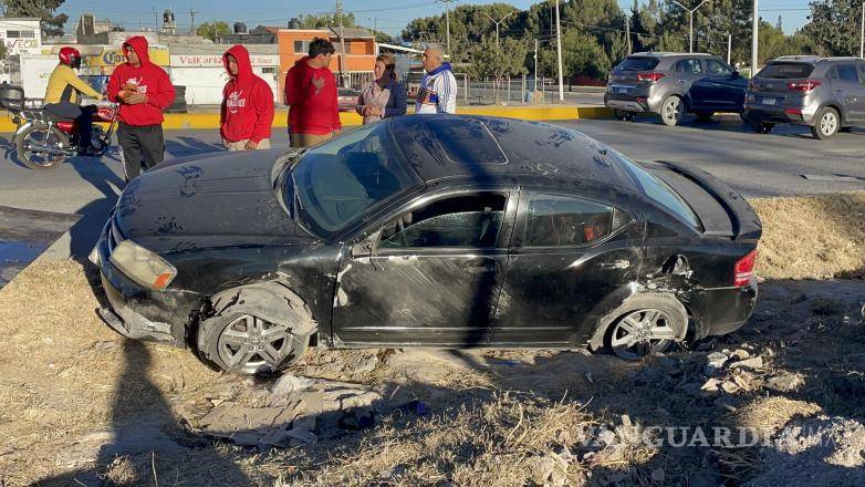 $!Elementos de Tránsito acudieron al lugar para tomar conocimiento del percance ocurrido en la colonia Los Buitres.