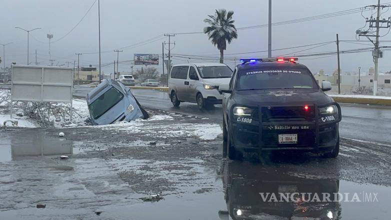 $!El pavimento congelado fue un factor determinante en el accidente registrado en la mañana de este martes.