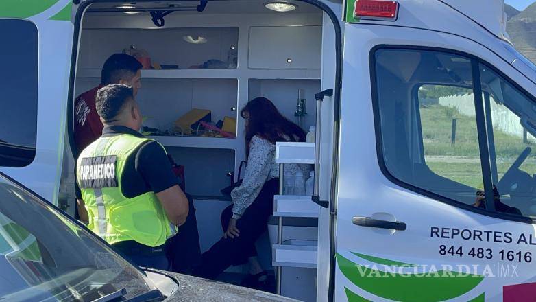 $!La conductora de la camioneta fue valorada por paramédicos en el lugar y se determinó que no presentaba lesiones de consideración, por lo que no requirió traslado hospitalario.