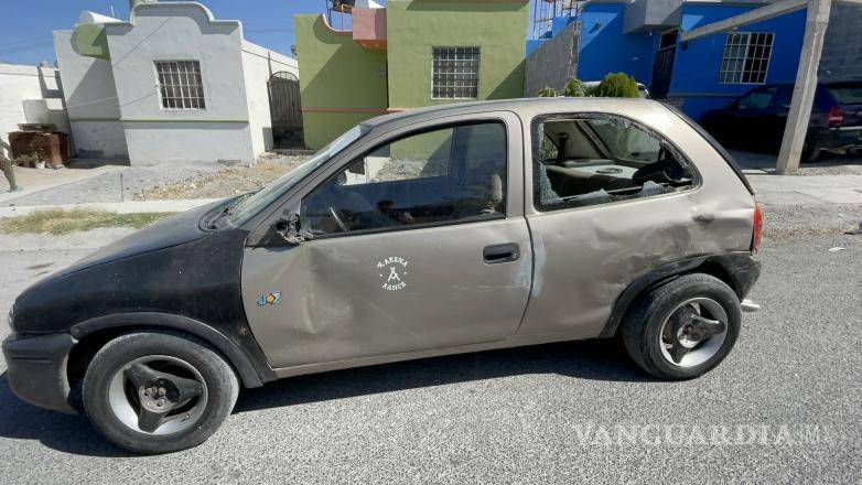 $!La mujer perdió el control del vehículo y chocó contra este Chevrolet Chevy estacionado frente a un domicilio.