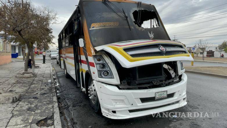 $!Los pasajeros y el operador lograron evacuar el camión a tiempo, mientras bomberos combatían las llamas que consumieron gran parte de la unidad.