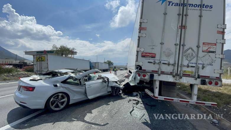 $!La unidad Audi A4 quedó con daños materiales tras el accidente en la carretera Monterrey-Saltillo.
