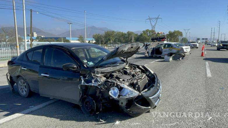 $!El automóvil Nissan Versa, que impactó al taxi, giró y terminó chocando contra un tráiler estacionado en el acotamiento de la carretera.
