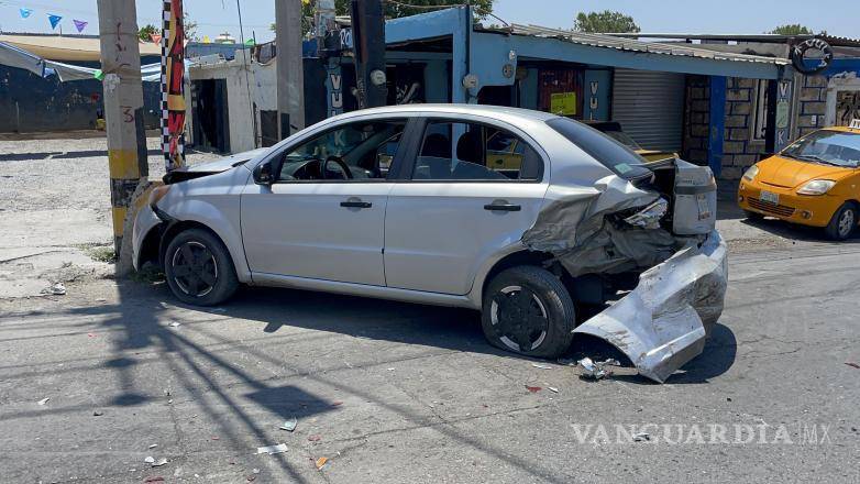 $!El auto chocó contra una base de concreto de un poste