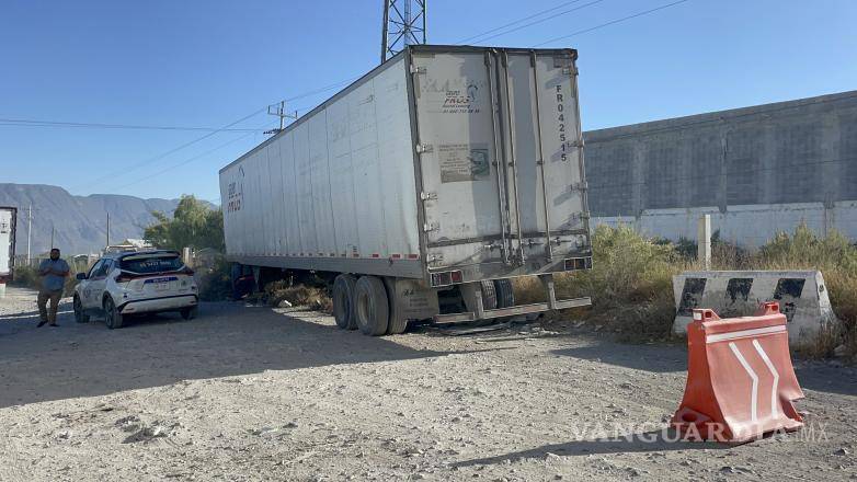 $!El tráiler impactó contra los muros de contención tras un fallo en los frenos cerca de la caseta de Carbonera.