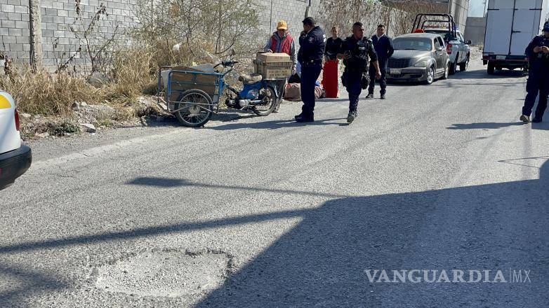 $!El accidente ocurrió en la colonia Postal Cerritos Ampliación, luego de que el vehículo motorizado pasara sobre un bache y volcara.