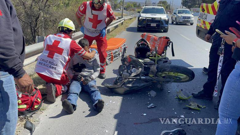 $!Paramédicos de la Cruz Roja brindaron los primeros auxilios al motociclista lesionado sobre el bulevar Jesús Valdés Sánchez.