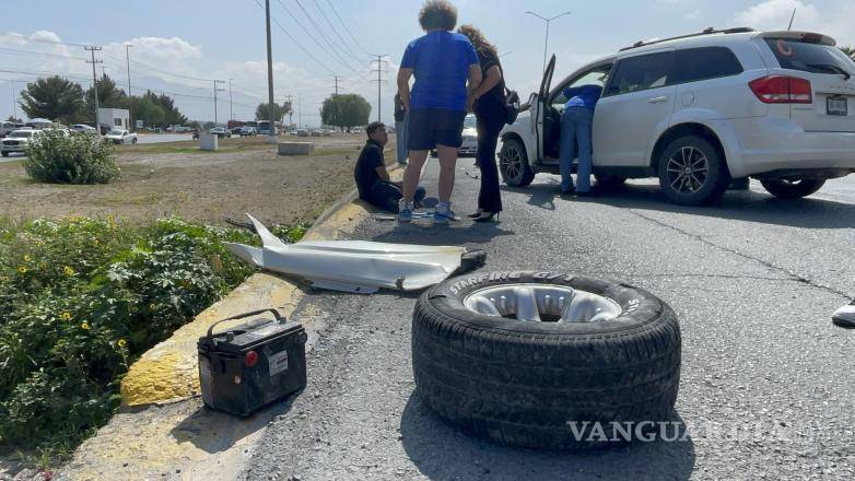 $!De acuerdo con el reporte, una llanta presuntamente desprendida de una camioneta fue proyectada hacia los carriles de circulación, impactando a una Dodge Journey conducida por un hombre de 41 años.