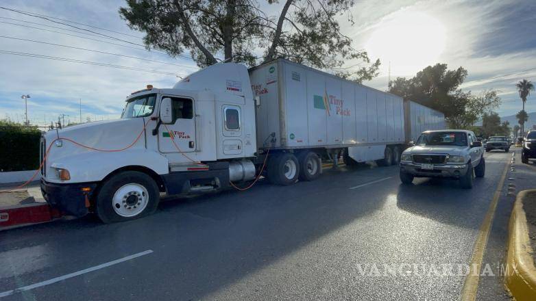 $!El tráiler y los detenidos fueron trasladados a las instalaciones de la Fiscalía General de la República para continuar con las investigaciones.