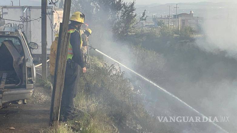 $!La conflagración ocurrió en un arroyo donde se acumulaban basura y partes automotrices.