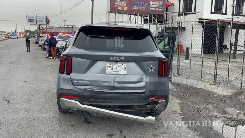 $!La camioneta Kia Sorento resultó afectada en la parte trasera.