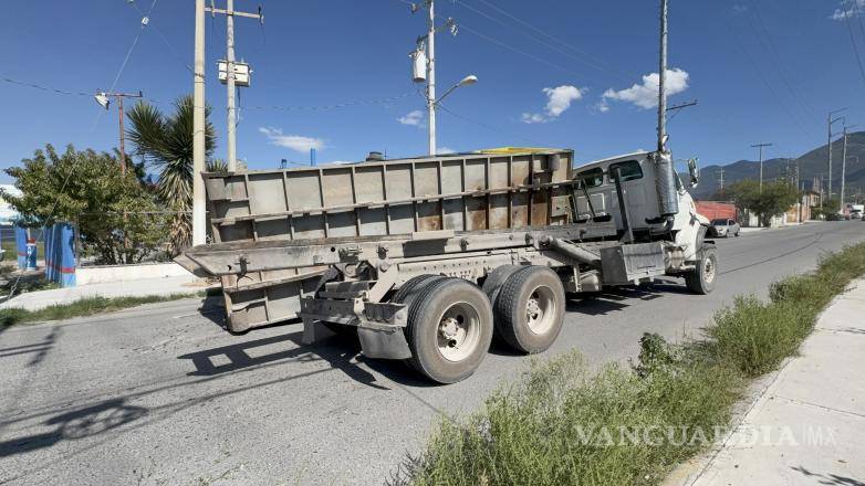 $!El incidente ocurrió cuando el conductor realizaba una vuelta rumbo a una tarimera donde entregaría la mercancía.