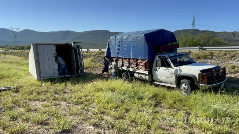 $!Otra unidad fue enviada para realizar el traslado de los melones y continuar con la entrega de la mercancía.