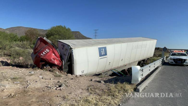 $!Con la cabina destrozada, terminó el tráiler luego de que su condcutor perdió el control.