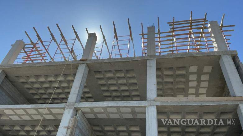 $!El obrero cayó de una altura de aproximadamente dos metros tras perder el equilibrio por una convulsión, según relataron sus compañeros.