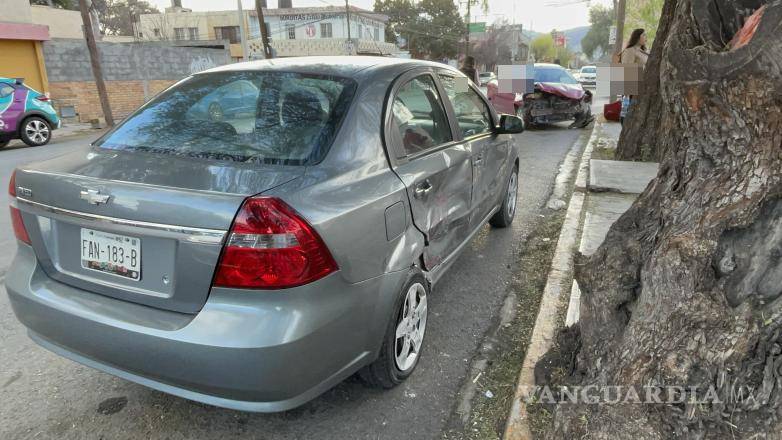 $!La colisión entre el Ford Figo y el Chevrolet Aveo generó daños materiales en ambos vehículos.