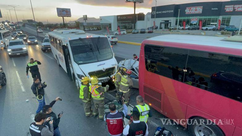 $!Elementos de Bomberos utilizaron las “quijadas de la vida” para liberar al copiloto que se encontraba atrapado entre los fierros.
