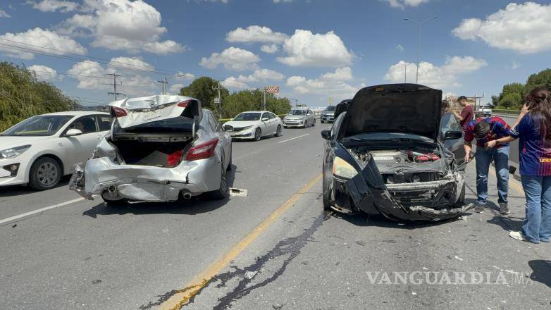 $!Los autos quedaron en medio de la vialidad.
