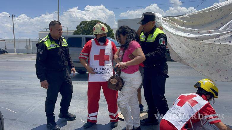 $!La mujer presentó una hemorragia en la nariz tras el accidente y recibió atención de los cuerpos de emergencia.