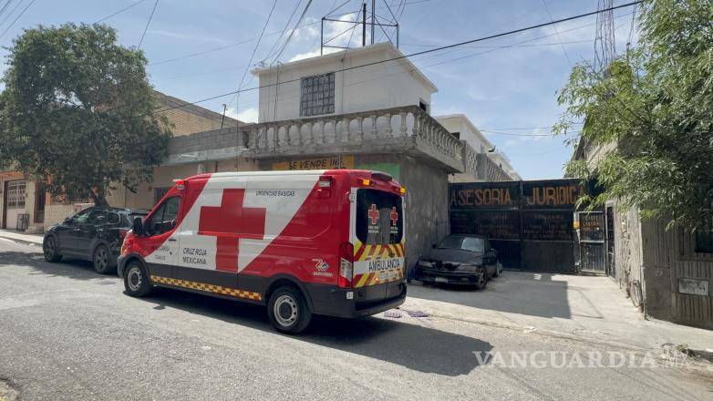 $!La mujer permaneció acompañada por una amiga mientras recibía atención de los paramédicos de la Cruz Roja.