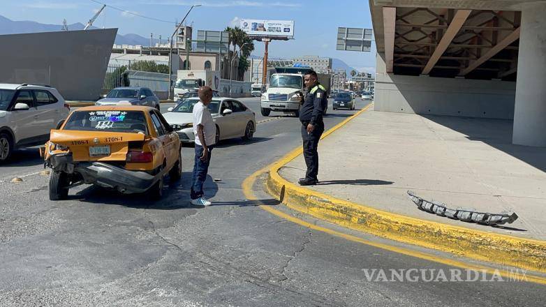 $!Cuerpos de emergencia de la Cruz Roja valoraron a los ocupantes de los vehículos para descartar lesiones graves.