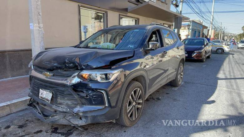 $!La camioneta responsable del siniestro fue señalada por testigos por haberse pasado el semáforo en rojo en el cruce de Manuel Acuña y Miguel Ramos Arizpe.