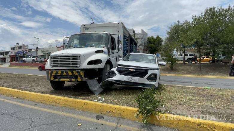 $!La camioneta Chevrolet Captiva resultó dañada tras ser impactada por la unidad de carga que presentó una falla mecánica.