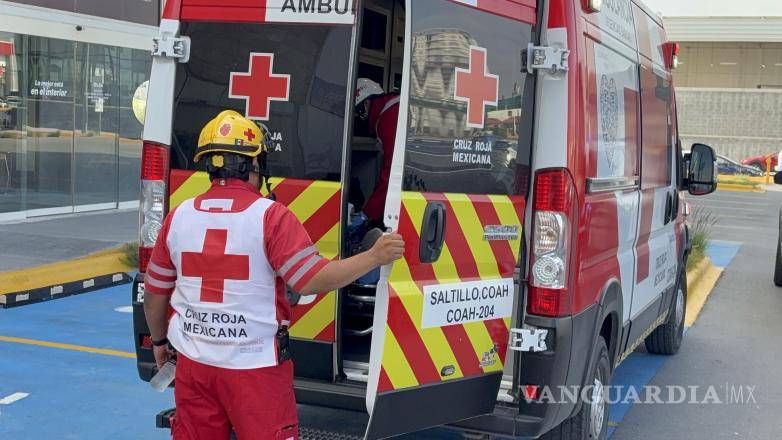 $!Paramédicos de la Cruz Roja acudieron a las instalaciones de Gilsa para atender al trabajador de 17 años.