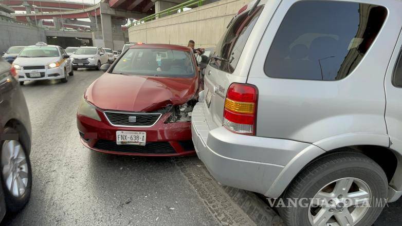 $!La mujer circulaba por el carril de alta velocidad, pero debido a la rapidez que llevaba y al ver que un auto se detuvo delante de ella, frenó y derrapó.