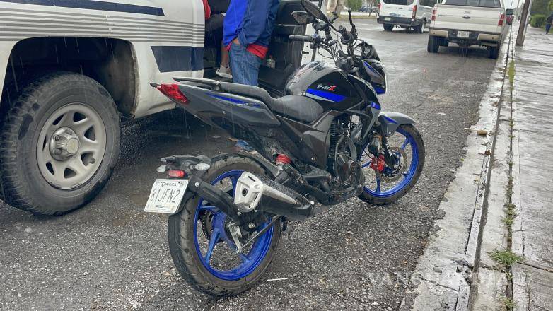 $!Elementos del Cuerpo de Bomberos y de la Cruz Roja acudieron al lugar del accidente para brindar atención inmediata y trasladar al joven motociclista al hospital, mientras vecinos y testigos colaboraban para resguardar la zona.