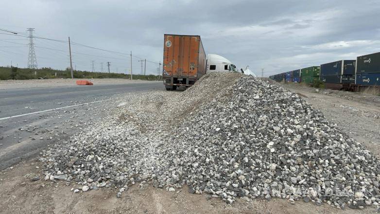 $!Montículos de piedra para ampliación de carretera complicaron el control del vehículo.