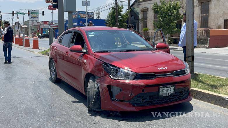 $!El vehículo KIA Río, resultó proyectado hacia la cuneta del carril central durante el accidente.