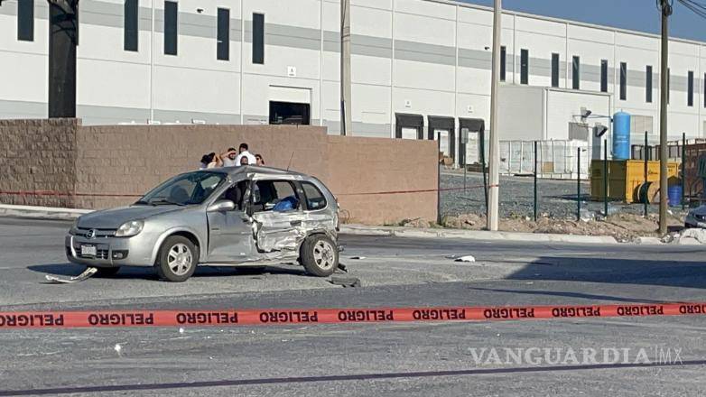 $!El vehículo compacto recibió el impacto en la parte trasera izquierda; los bomberos confirmaron la muerte de una pasajera en el lugar.