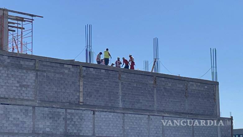 $!La movilización de ambulancias y un camión de rescate permitió asistir rápidamente al trabajador, quien fue trasladado a un hospital cercano.