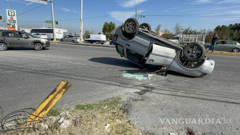 $!La camioneta Ford Ecosport quedó volcada sobre su toldo tras chocar contra una viga de acero.