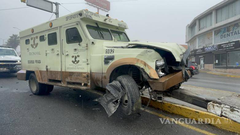 $!Paramédicos de Cruz Roja atendieron a los involucrados en el accidente, quienes afortunadamente no resultaron gravemente heridos.