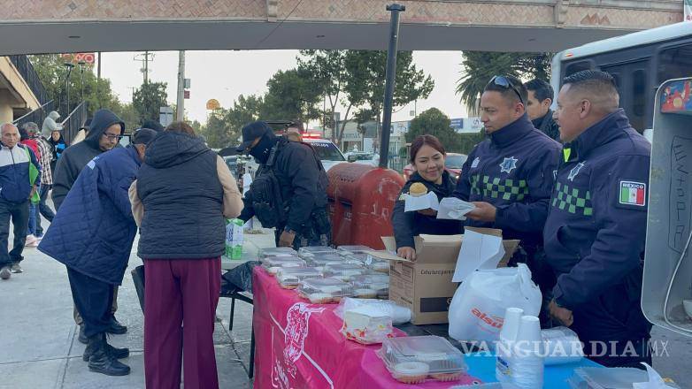 $!Integrantes del Agrupamiento Violeta y del Grupo de Reacción Sureste colocaron mesas con charolas de pan para su entrega.