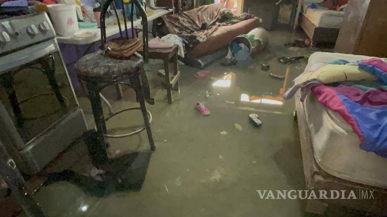 $!Bomberos trabajaron por varias horas realizando labores de bombeo para contener la inundación.