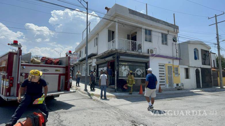 $!Elementos del Cuerpo de Bomberos realizaron las maniobras para retirar al lesionado de la azotea.
