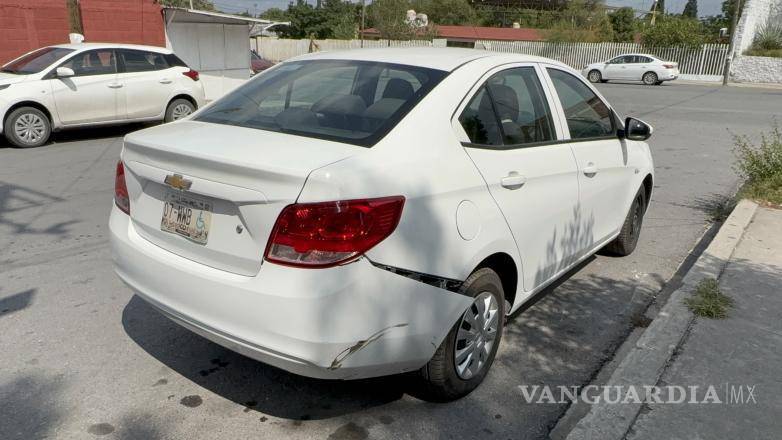 $!El Chevrolet Beat presentó daños en la defensa trasera del lado derecho luego del percance.