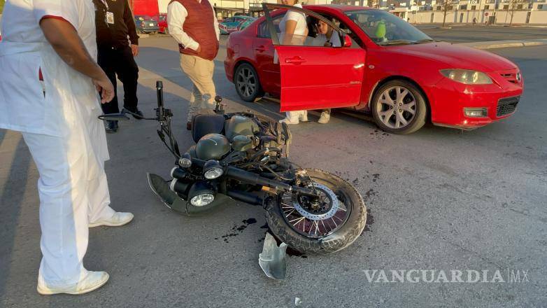 $!El joven motociclista quedó en el pavimento tras el impacto con la camioneta Ford Lobo, cerca del fraccionamiento Ankara.