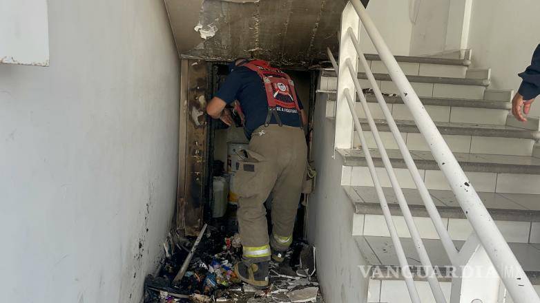 $!Los bomberos trabajaron para apagar las llamas en la puerta de madera afectada.