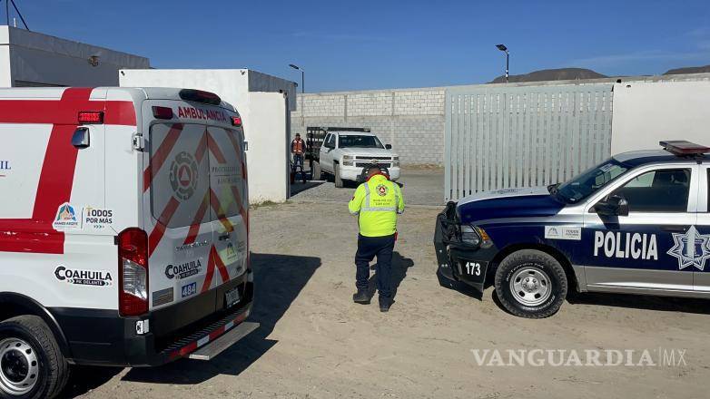 $!Paramédicos confirmaron el fallecimiento tras realizar la valoración médica en el sitio.