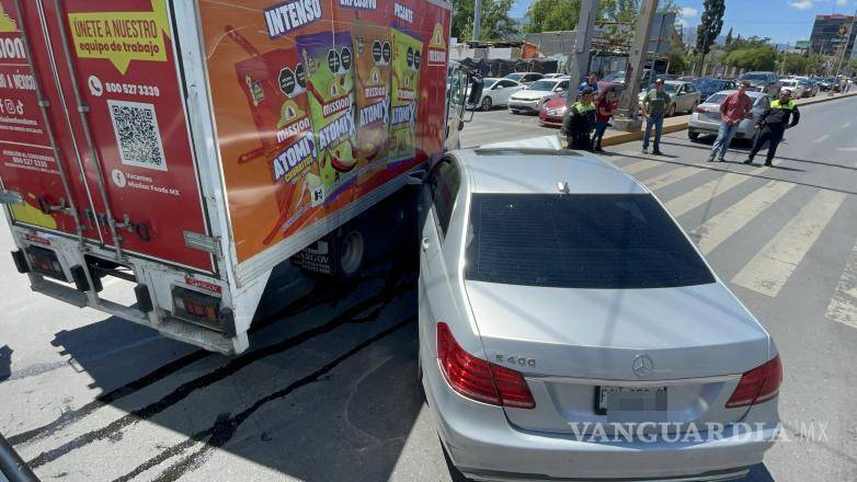 $!El impacto generó complicaciones momentáneas en la circulación vehicular debido a que las unidades quedaron obstruyendo parte de la vialidad durante las diligencias.