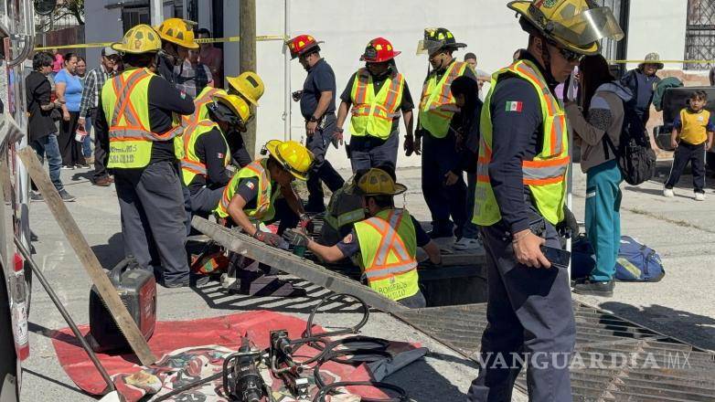 $!Elementos de Bomberos realizaron maniobras para liberar a la estudiante en el cruce de Carlos Salazar y Novena.