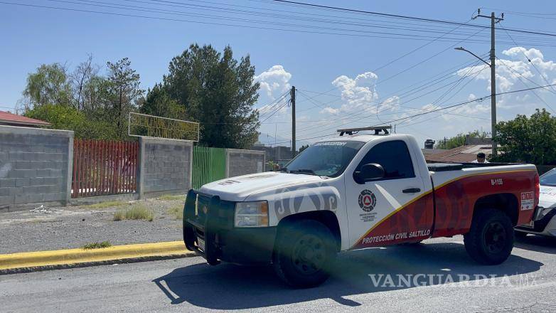 $!El menor se fue a un costado de uno de los salones donde hay un barandal, por lo que al estar jugando tomó una tubería que lleva cable electrificado.