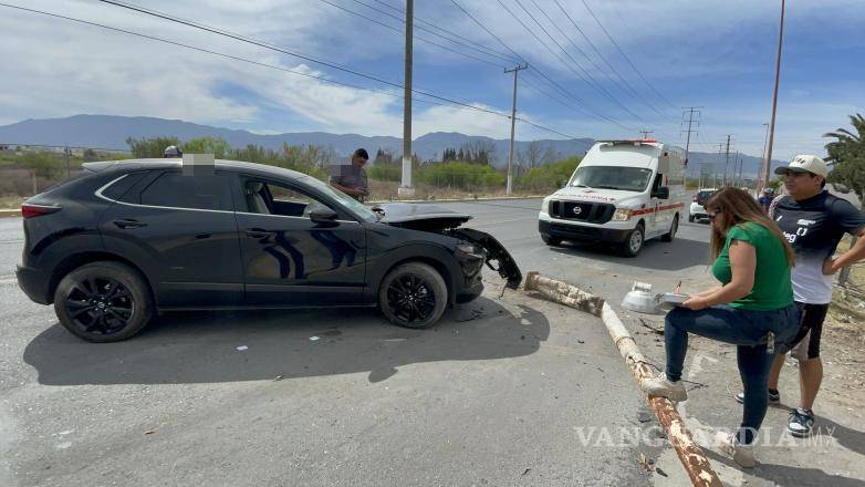 $!El accidente en Los Pastores no dejó víctimas, pero sí importantes daños materiales, incluyendo una cerca de púas.