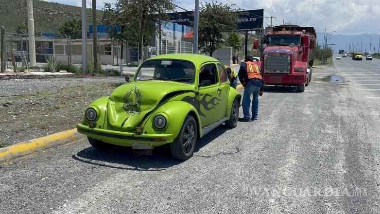 $!Rollos de alambre quedaron sobre la cinta asfáltica, generando riesgo y bloqueando la circulación.