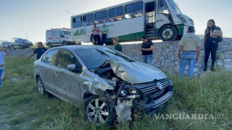 $!El Volkswagen Vento, afectado por el impacto en Saltillo, refleja los daños sufridos durante el accidente que dejó a dos personas heridas.