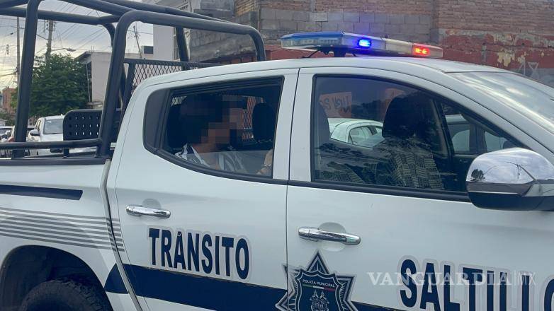 $!Elementos de Tránsito Municipal acudieron al lugar para realizar el peritaje correspondiente y coordinar las maniobras necesarias para retirar los vehículos involucrados en el percance.